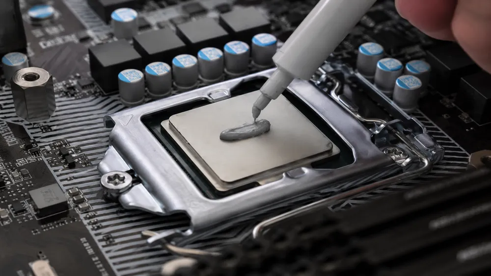 ゲーミングPCのCPUグリスを塗り直している様子