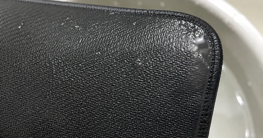 マウスパッド裏面のラバー素材の画像
