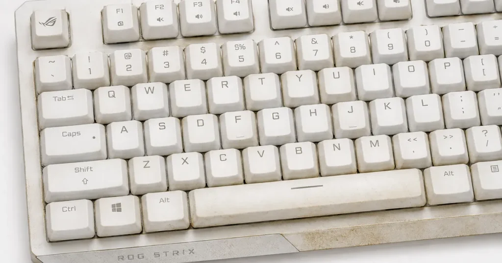 white-gaming-keyborad-dirt 白いゲーミングキーボードが汚れている画像