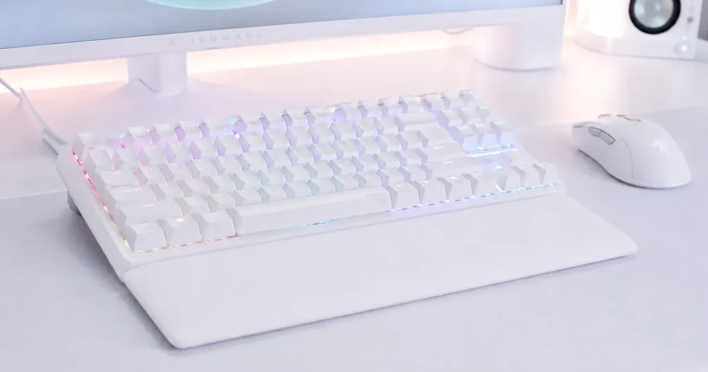 white-gaming-keybord 白いゲーミングキーボードとおしゃれなデスク画像